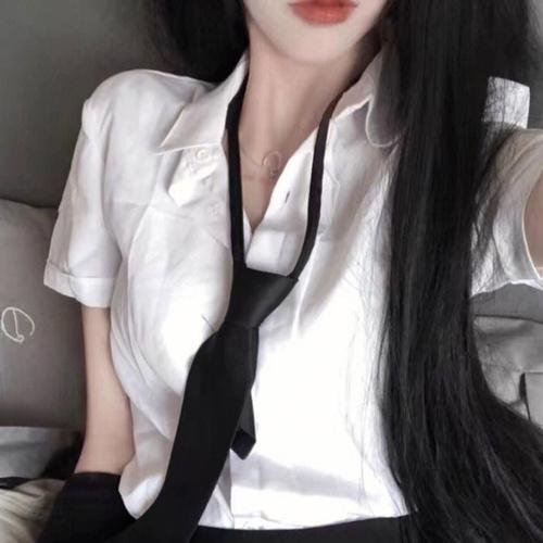 使用下方 20 个影片名，按顺序一一对应，不要改动片名文字，只根据片名和括号内类型提示来虚构全新的故事内容： 怪诞女孩 工作者迷失 土佬大哥系情痴 廿九街 美国精神病人 螳螂2011 仲夏夜之淫梦 反正我就废 欧栗树 云上的诱惑 伯王梭蒙冤记 神道帝尊 男士止步 目击者2019 天若有情粤语 恶作剧 大野龙虎狗 游戏终结 爱在无声孕育时 世事无常